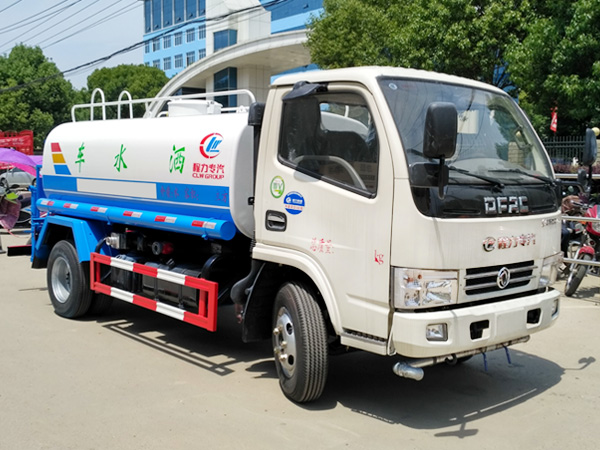 国五东风5方喷洒车 多利卡洒水车