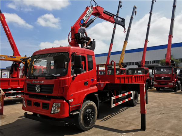 东风5100轴距专用底盘-6.3吨折臂随车吊