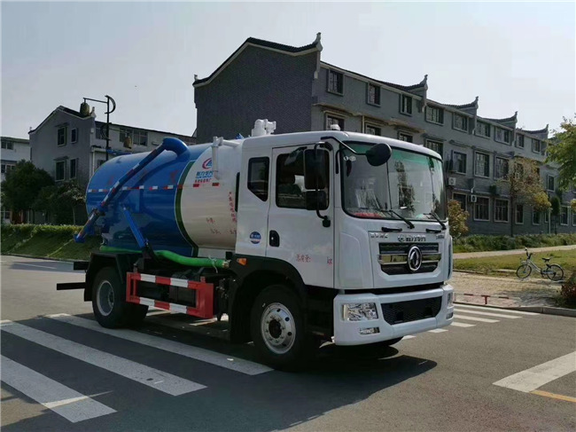 东风D9排半带卧10-12方吸污车